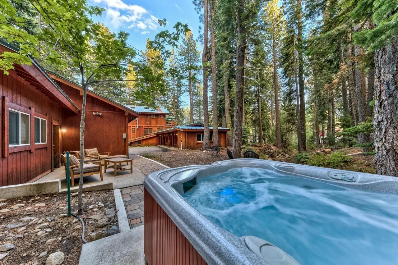 The creekside hot tub